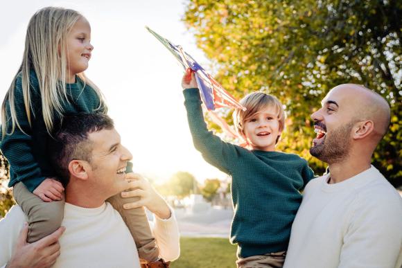 familie, väter, kinder, sonne, gemeinschaft, eltern, familienzeit, spaß, draußen, elternschaft, gleichgeschlechtliches paar, 