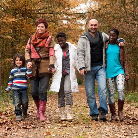 familie, spaziergang, herbst, wald, zusammenhalt, vielfalt, eltern, kinder, interkulturell, elternschaft, familienleben